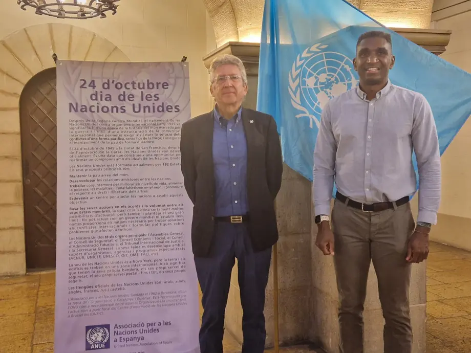 Acte d'hissada de bandera i col·locacció d'un plafó informatiu que informa i consciència a la ciutadana - Foto: Ajuntament de Lleida