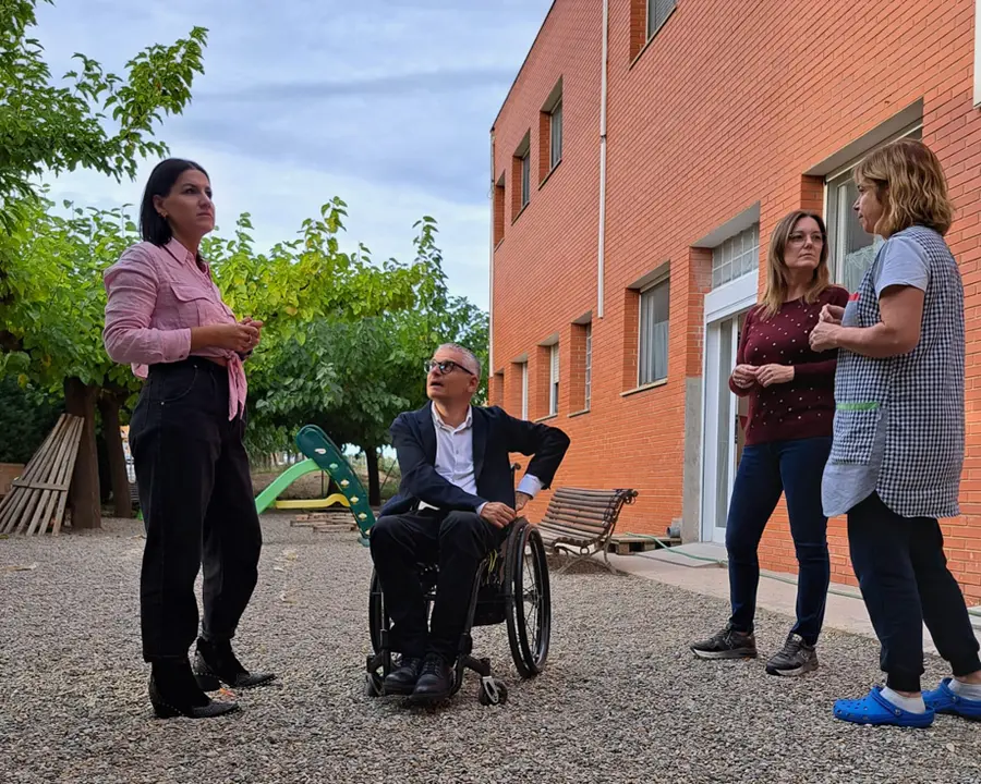 L'alcalde de Torrefarrera, Jordi Latorre, visita el pati de la Llar d'infants Ralet-Ralet - Foto: Ajuntament de Torrefarrera