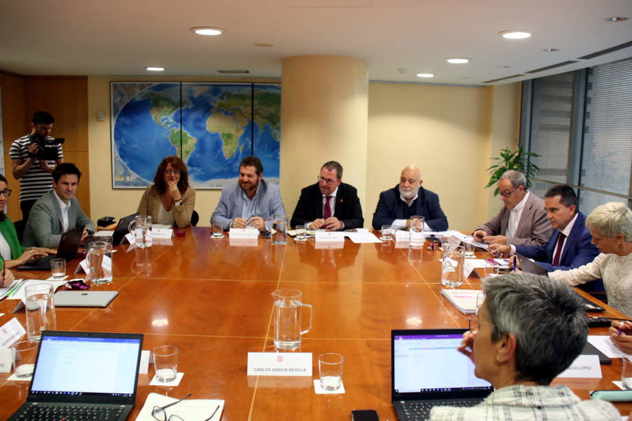 Pla general de la reunió de l'òrgan mixt de coordinació entre Generalitat i Renfe a la seu del Departament de Territori, amb representants de la Generalitat, Renfe i l'Ajuntament de Barcelona - Foto: Lluís Sibils
