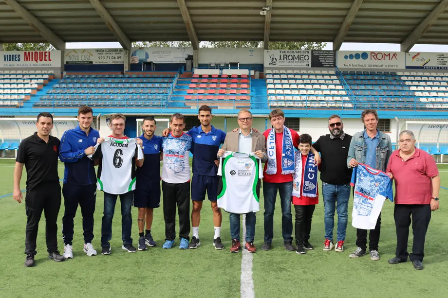 Diferents jugadors del primer equip i de l’ACUDAM han immortalitzat aquesta col·laboració a l’estadi de futbol municipal de la ciutat - Foto: Cedida per l'ACUDAM