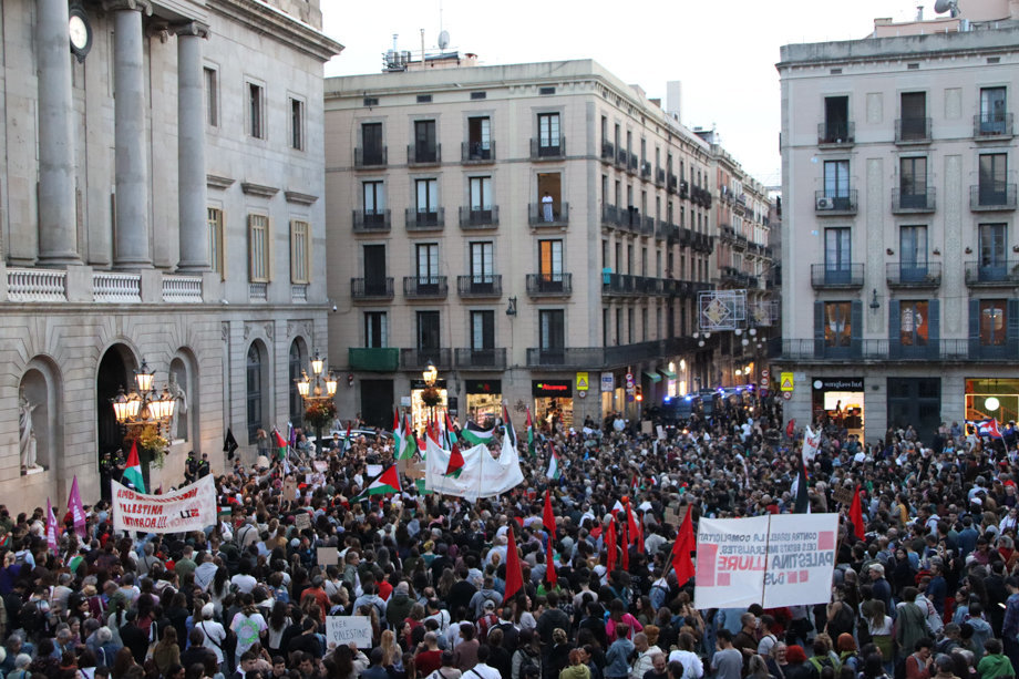 La plaça Sant Jaume plena de persones que assisteixen a la concentració propalestina - Foto: Blanca Blay