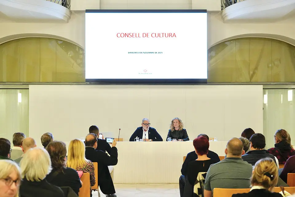 El paer en cap, Fèlix Larrosa, acompanyat de la regidora de Cultura i Promoció de la Ciutat, Pilar Bosch, ha presidit la reunió, que s’ha fet a la sala Alfred Perenya, amb l’assistència d’una cinquantena de persones que representen el sector de la cultura - Foto: Mario Gascón