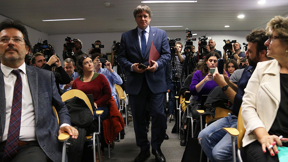 L'expresident Carles Puigdemont arriba a la roda de premsa per explicar l'acord amb el PSOE per a la investidura de Pedro Sánchez.

Data de publicació: dijous 09 de novembre del 2023, 14:39

Localització: Brussel·les

Autor: Nazaret Romero / Albert Cadanet