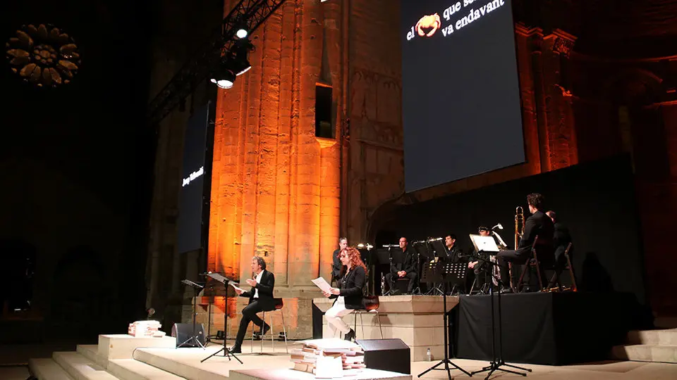 L'acte d'entrega dels Premis Literaris de Lleida 2023 ha fet homenatge a Josep Vallverdú en un acte conduït pels actors Àngels Bassas i Pep Planas

Data de publicació: divendres 17 de novembre del 2023, 21:24

Localització: Lleida

Autor: Alba Mor