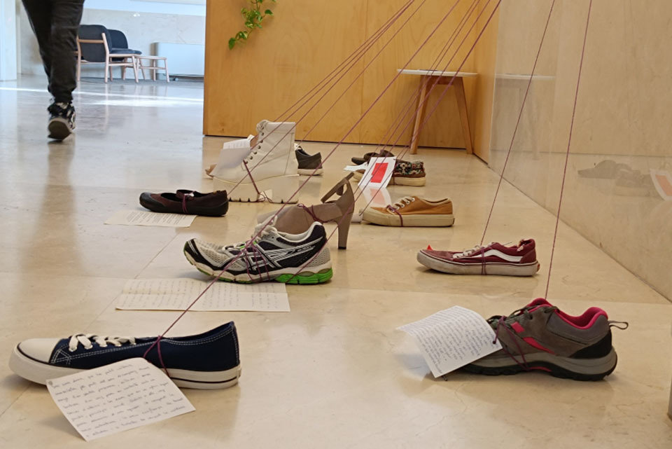 Una instal·lació de sabates i petits textos de vida de membres de la comunitat universitària que han patit violència masclista acompanya el Punt Lila, situat al vestíbul del centre - Foto: Òscar Godoy-UdL