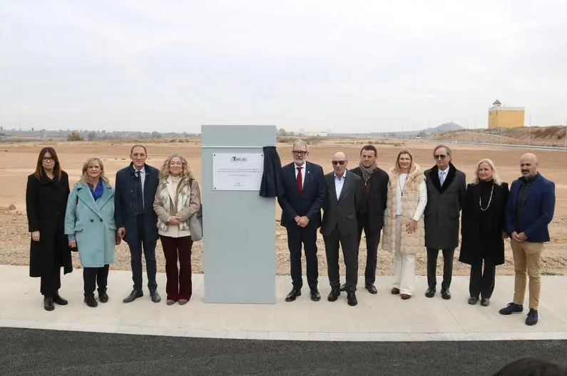 El promotor del polígon de Torre Solé, Josep Maria Solanes, acompanyat de les autoritats - Foto: Ignasi Gómez