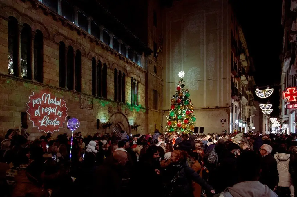 La plaça Paeria s'ha omplert de gom a gom per a presenciar el màping i l'encesa de llums - Foto: Ajuntament de Lleida