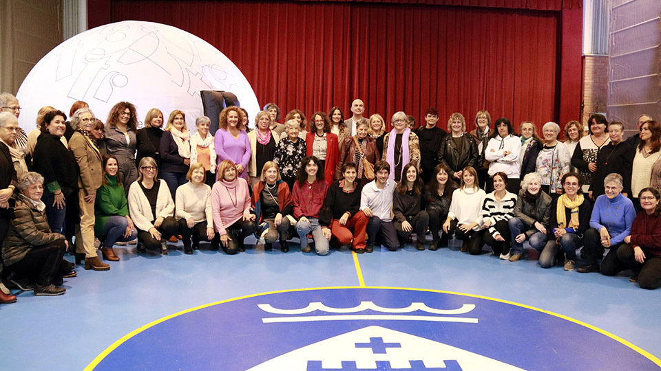 Foto de grup de les participants a la jornada del projecte 'Lleida, terra de dones transformadores' celebrada al Palau d'Anglesola - Foto: Anna Berga (ACN)