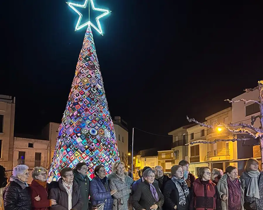 Arbre de Nadal fet de roba a Térmens - Foto: Ajuntament de Térmens