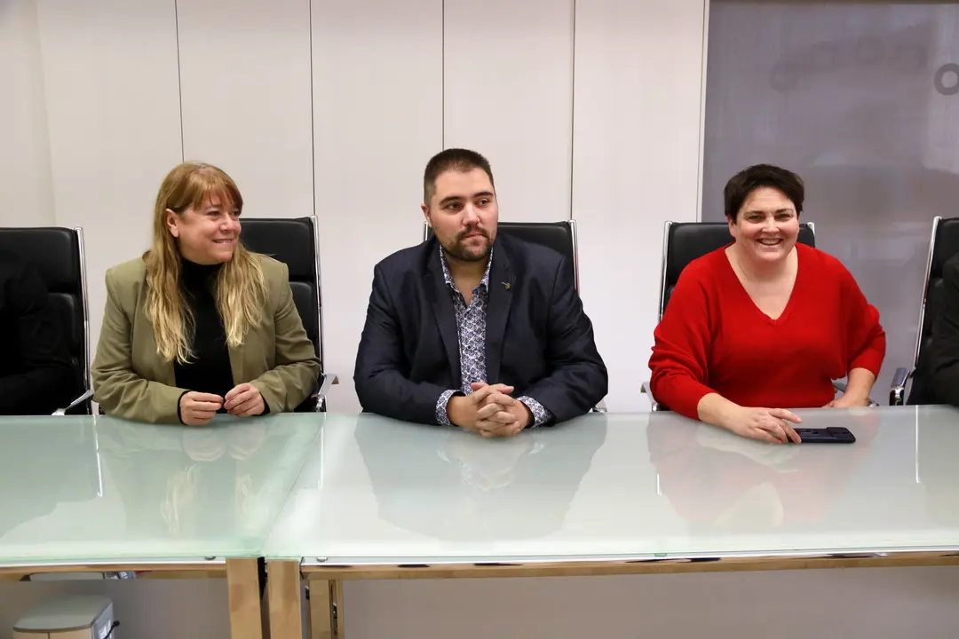 La consellera de Cultura, Natàlia Garriga, l'alcalde d'Alcarràs, Gerard Companys, i la vicepresidenta de l'Institut d'Estudis Ilerdencs de la Diputació de Lleida, Estefania Rufach, a la reunió sobre la compra i restauració de la casa de Vallmanya Foto: Anna Berga