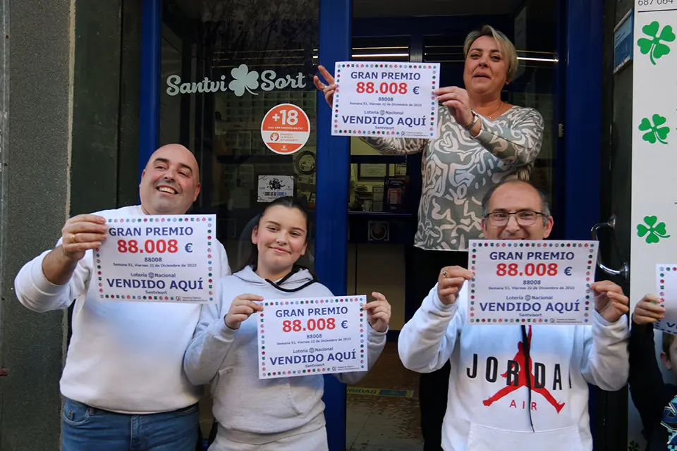 Propietaris i familiars de l'Administració num. 1 de Sant Vicenç dels Horts que ha venut una sèrie del primer premi de la grossa de Nadal.

Data de publicació: divendres 22 de desembre del 2023, 14:51

Localització: Sant Vicenç dels Horts

Autor: Caterina Tallón