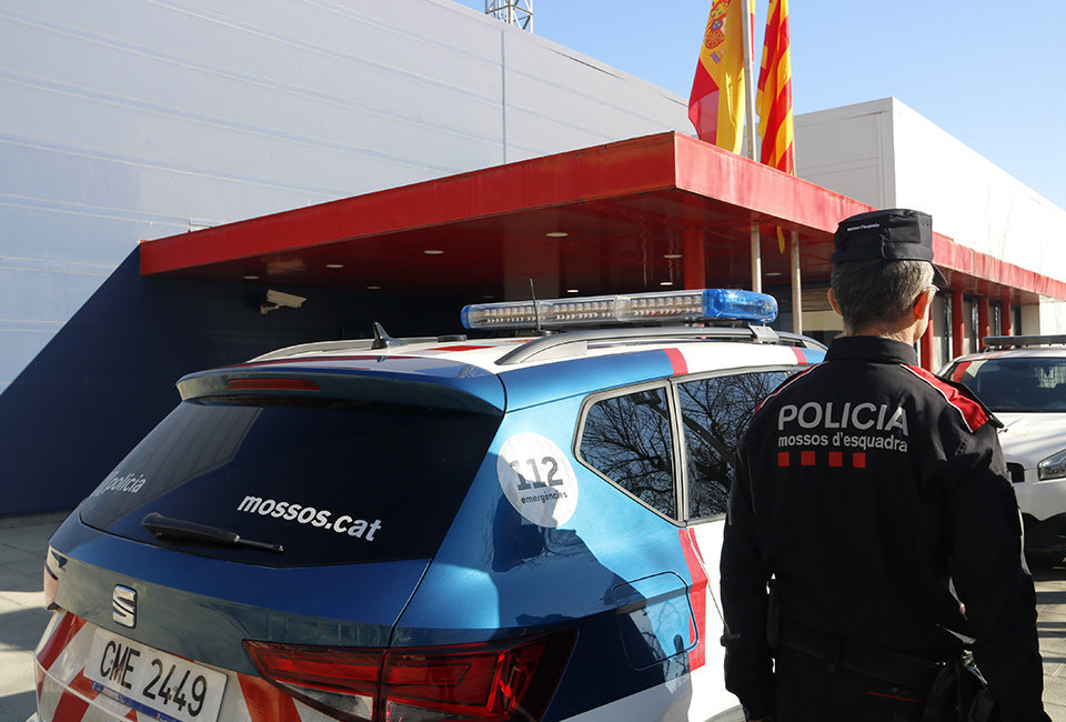 Un mosso d'esquadra amb el nou uniforme al costat d'un cotxe patrulla davant la comissaria de Mollerussa

Data de publicació: divendres 03 de febrer del 2023, 16:10

Localització: Manresa

Autor: Oriol Bosch