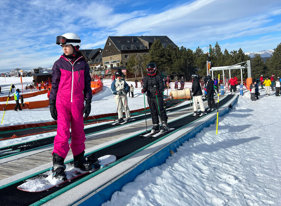 Esquiadors pujant a la cinta de la zona de debutants de l'estació d'esquí de Port Ainé - Foto: Oriol Bosch / Marta Lluvich