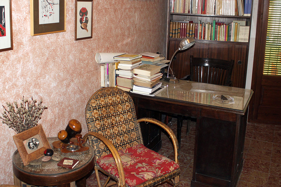 IMATGE D'ARXIU · Escriptori de Manuel de Pedrolo a la casa familiar del carrer Major de Tàrrega
