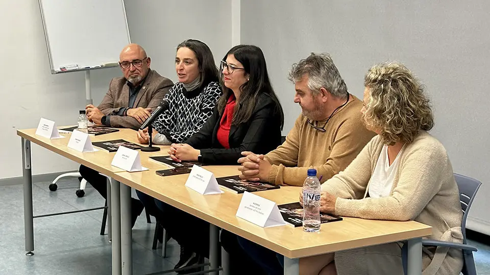 L'artista Marién Moreno durant la seva intervenció en la presentació del catàleg de la mostra - Foto: Paeria de Balaguer