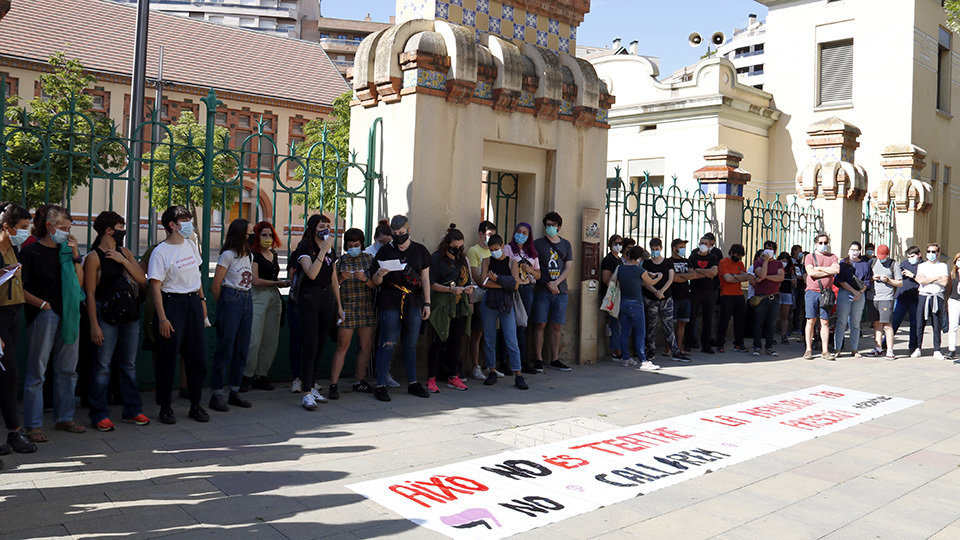 Una setantena de persones concentrades contra els abusos sexuals denunciats a l'Aula de Teatre de Lleida. Imatge del 17 de juny de 2020. (Horitzontal)