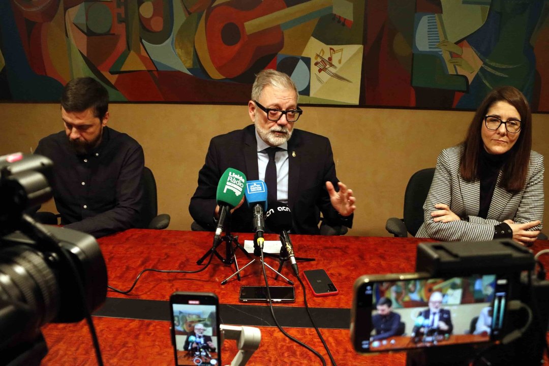 L'alcalde de Lleida, Fèlix Larrosa, amb els regidors Carlos Enjuanes i Cristina Morón, en roda de premsa - Foto: Oriol Bosch