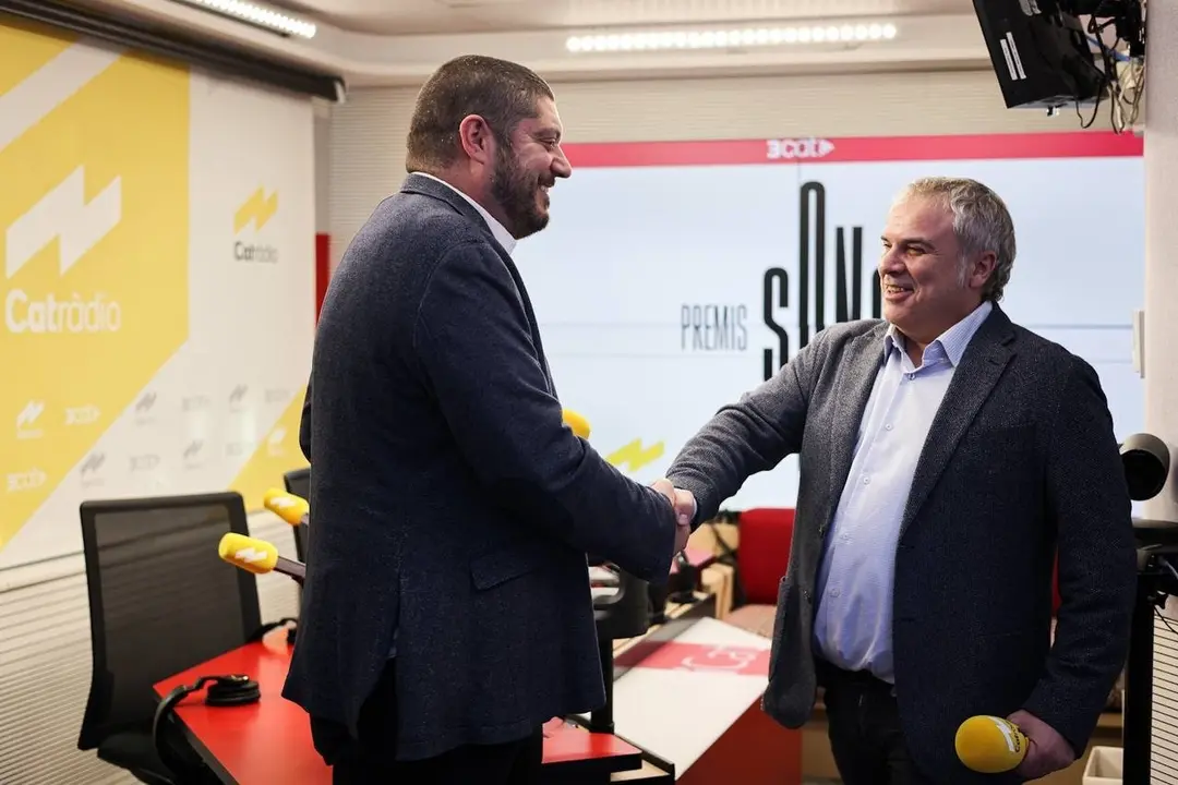 L’editor de 'La Mira', Joan Camp, i el director de Catalunya Ràdio, Jordi Borda - Foto: Cedida per 'La Mira'