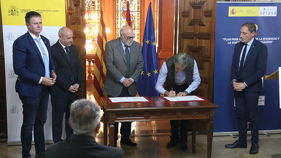 Un moment de la signatura de l'addenda del conveni - Foto: Ignasi Gómez