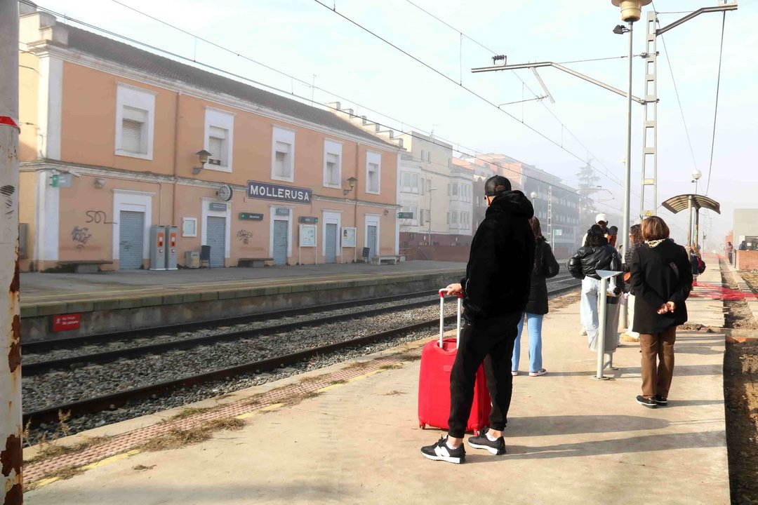 Usuaris de l'R12 esperen l'arribada del tren a l'estació de Mollerussa - Foto: Alba Mor