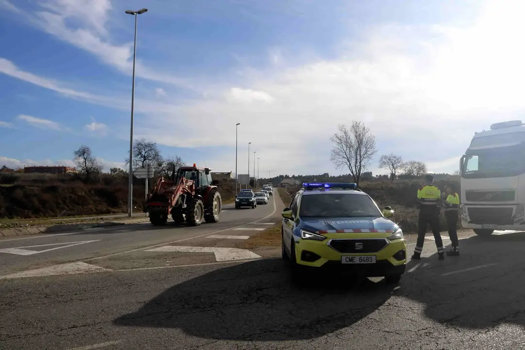 Tractors en marxa lenta sortint de Tàrrega en direcció a la C-14 - Foto: Oriol Bosch