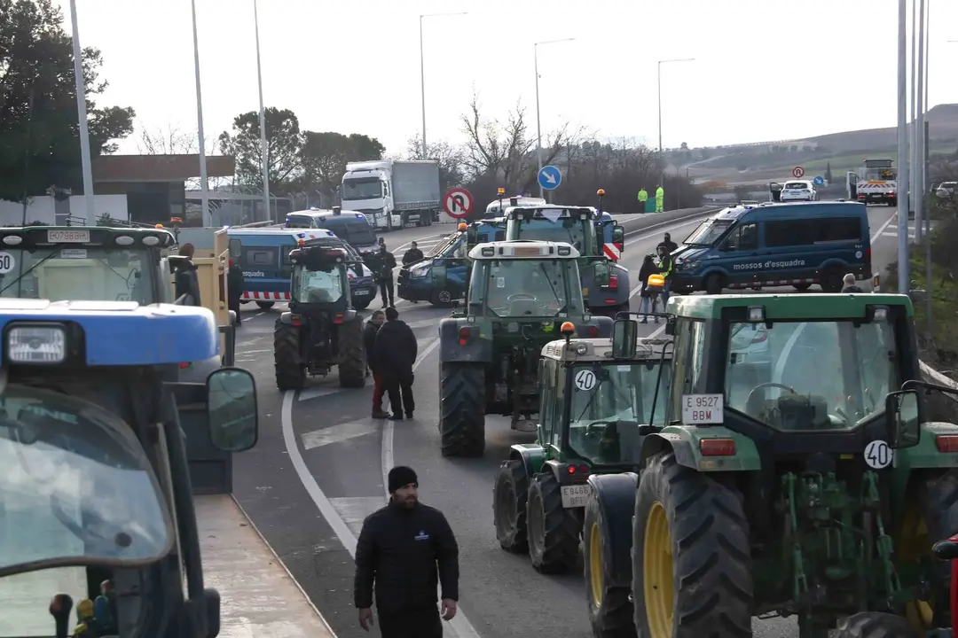 Un dispositiu dels Mossos impedeix als pagesos accedir a l'AP-2 a l'altura de Soses - Foto: Ignasi Gómez