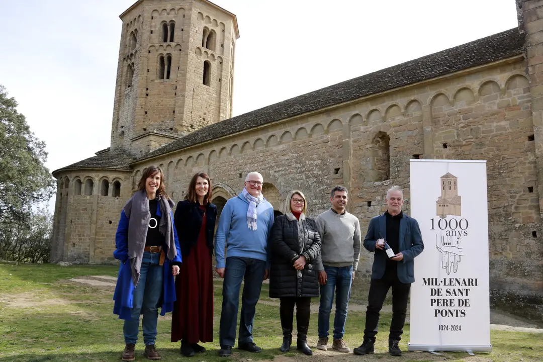 Participants de la presentació del mil·lenari de la col·legiata de Sant Pere de Ponts a l'exterior del monument - Foto: Anna Berga