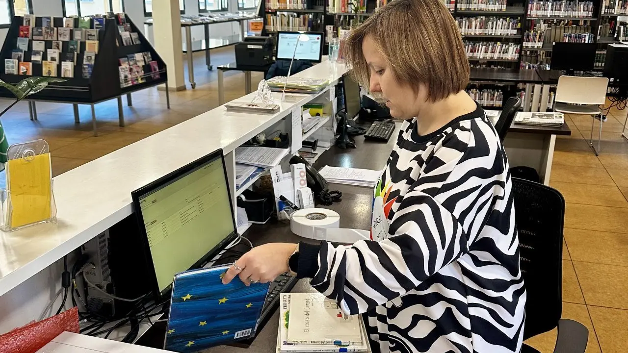 Bibliotecària realitzant tasques per a la implementació del sistema per radiofreqüència - Foto: Paeria de Balaguer