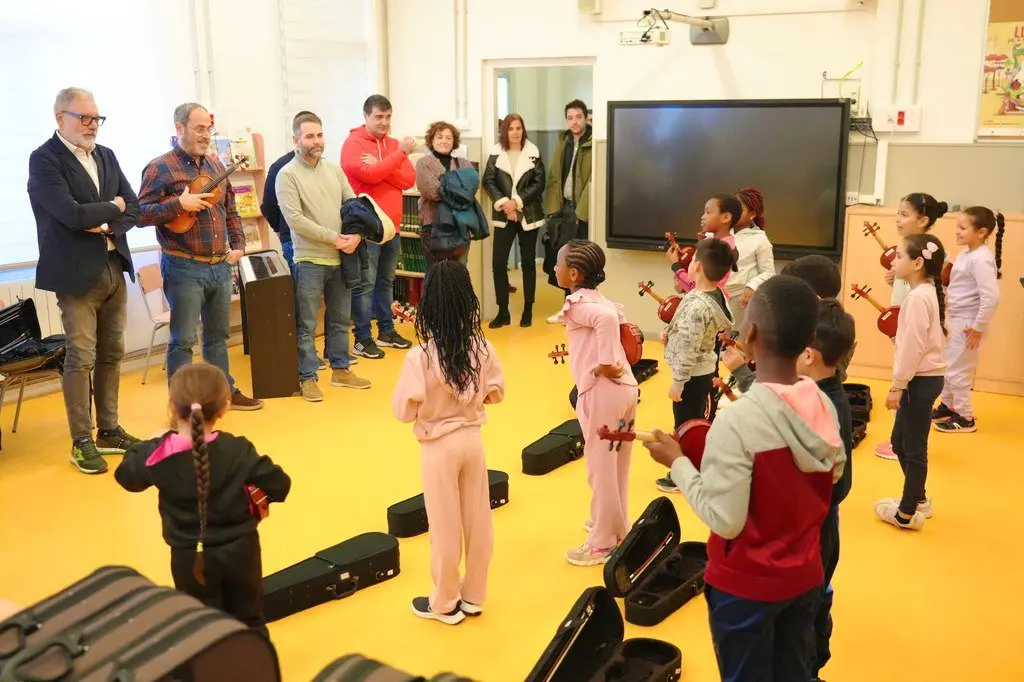 L'alcalde de Lleida, Fèlix Larrosa, acompanyat del tinent d'alcalde Regidor d'Acció i Innovació Social i Regidor de Participació i Drets Civils, Carlos Enjuanes, el Regidor d'Educació i Joventut, Xavi Blanco - Foto: Ajuntament de Lleida