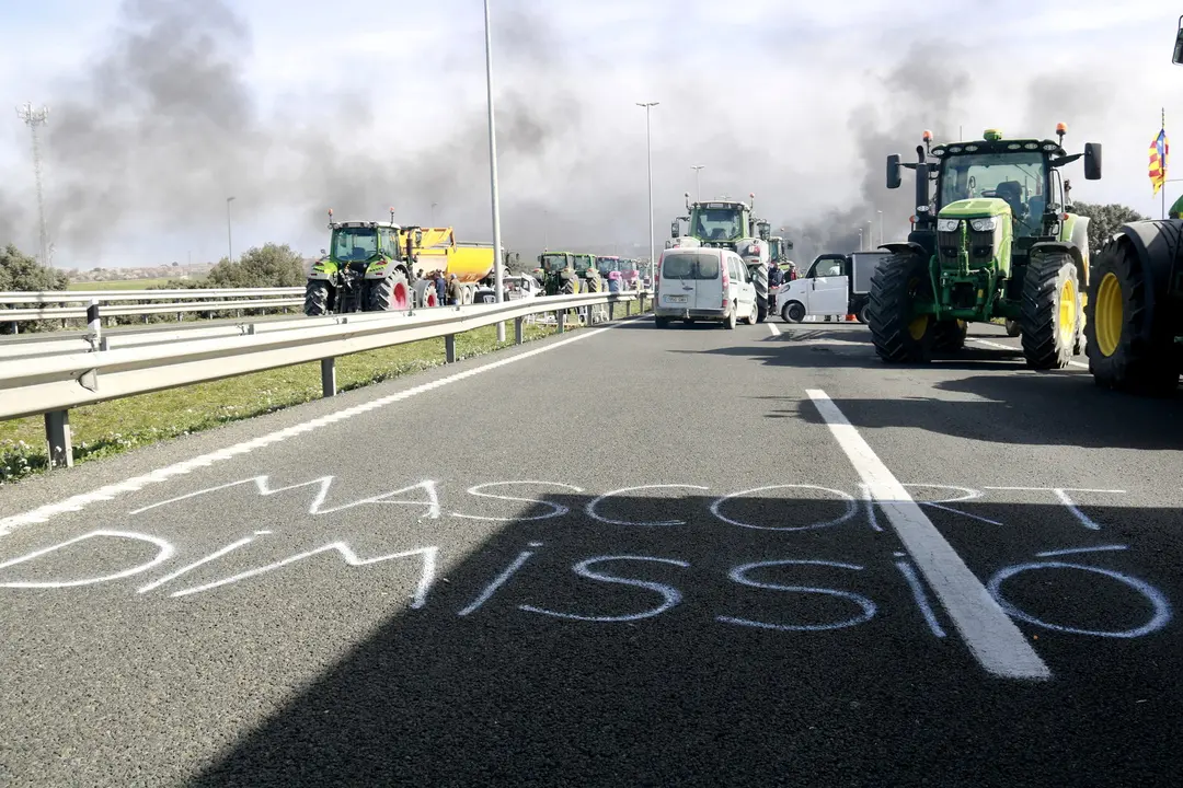 Una pintada a l'asfalt de l'A-2 a Tàrrega demana la dimissió del conseller Mascort - Foto: Anna Berga