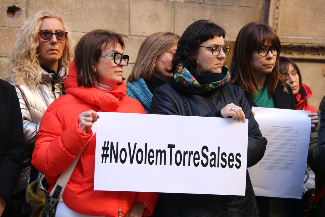 Comerciants amb pancartes en contra del parc comercial projectat a Torre Salses durant la lectura del manifest a favor del comerç local de Lleida - Foto: Alba Mor
