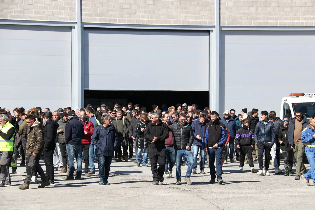 Els pagesos i ramaders de l'A-2 a Tàrrega després de l'assemblea que han celebrat en una empresa vora de l'autovia - Foto: Ignasi Gómez