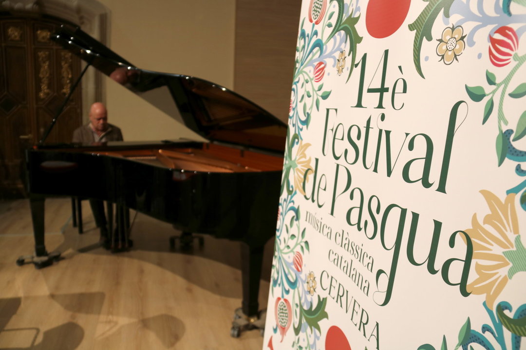 Part del cartell del 14è Festival de Pasqua de Cervera amb el pianista Albert Guinovart tocant al fons - Foto: Anna Berga