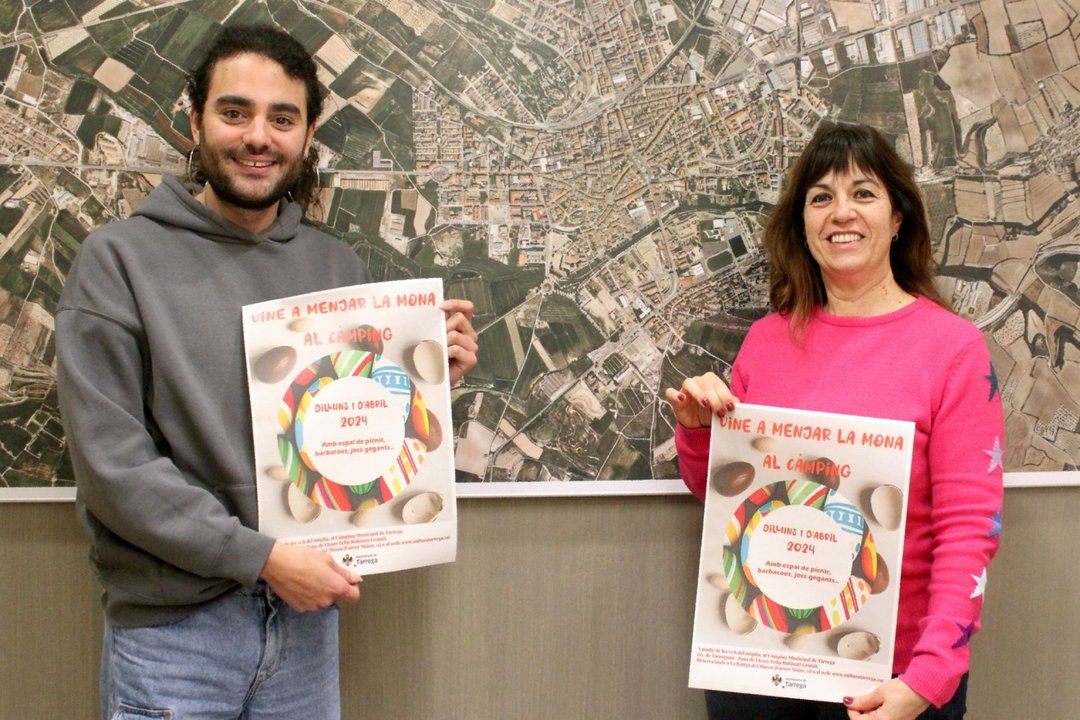 L'alcaldessa Alba Pijuan Vallverdú i el regidor de Cultura, Miquel Nadal, amb el cartell de l'activitat