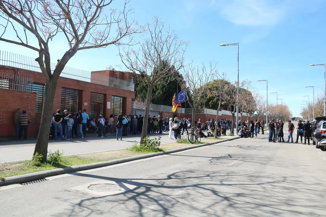 Unes 150 persones es concentren a la presó de Ponent per exigir la dimissió de la consellera de Justícia, Gemma Ubasart - Foto: Alba Mor