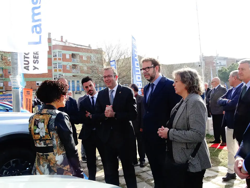 Les autoritats durant el seu recorregut pel 43è Saló de l'Automòbil - Foto: E. Barta