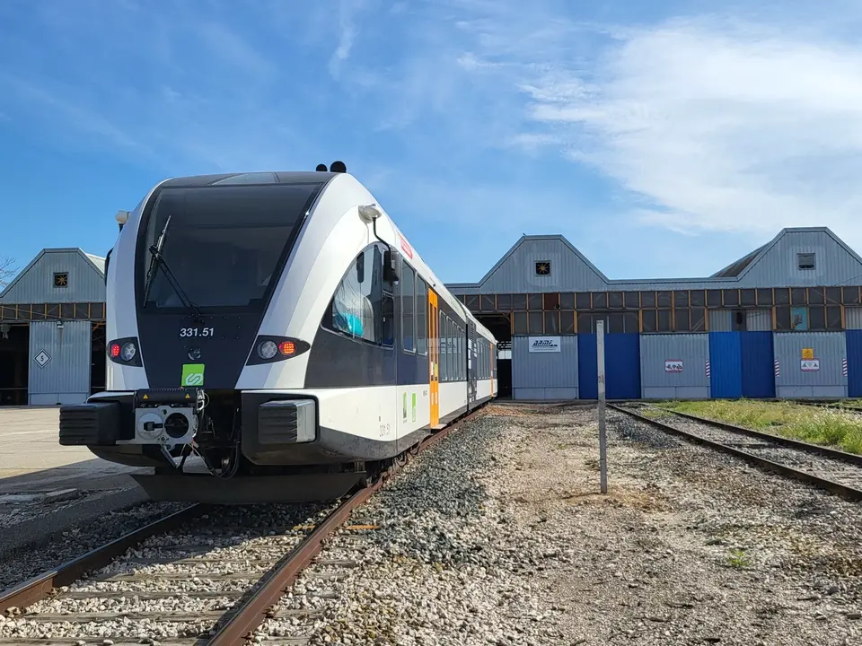 Un tren de la línia de La Pobla al Pla de Vilanoveta - Foto: Cedit per FGC