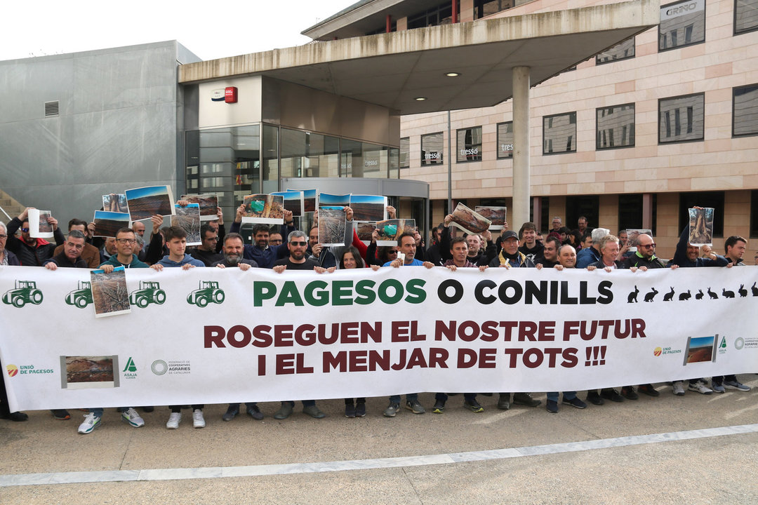 Concentració de suport als representants de les organitzacions agràries a les portes dels jutjats de Lleida - Foto: Ignasi Gómez