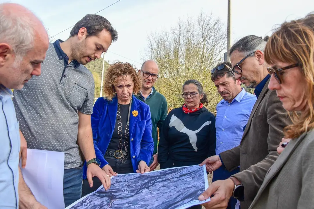 La consellera de Territori, Ester Capella, observant el mapa de l'Eix de Comiols - Foto: Redacció