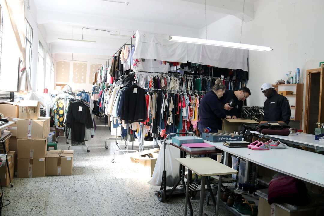 Espai de Troballes on els treballadors organitzen la roba - Foto: Alba Mor
