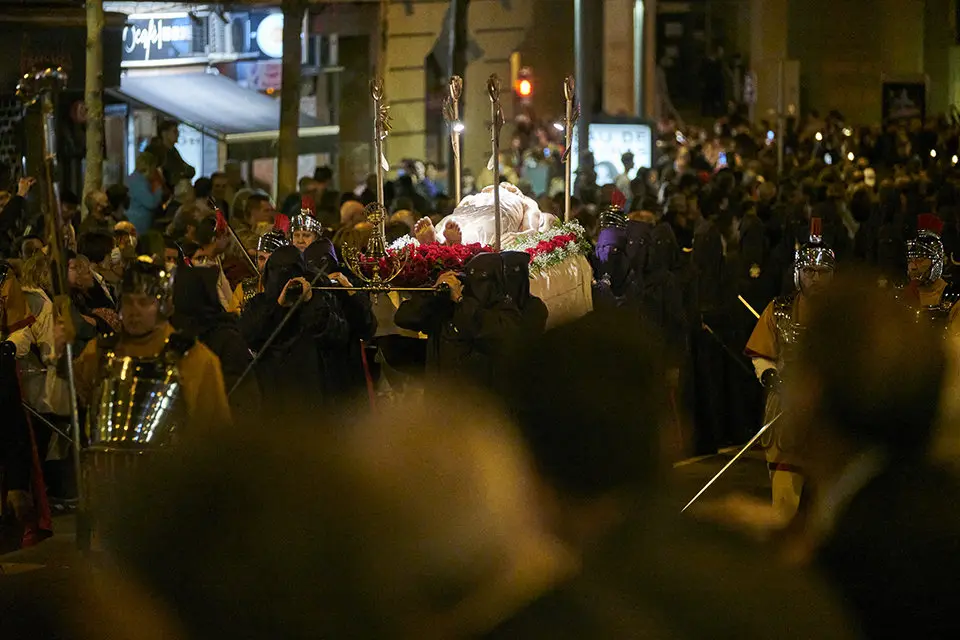 Durant la processó de Divendres Sant, la imatge és portada a espatlles fins que, en finalitzar, és retornada al seu lloc fins a l'any vinent - Foto: Portants del Crist Jacent