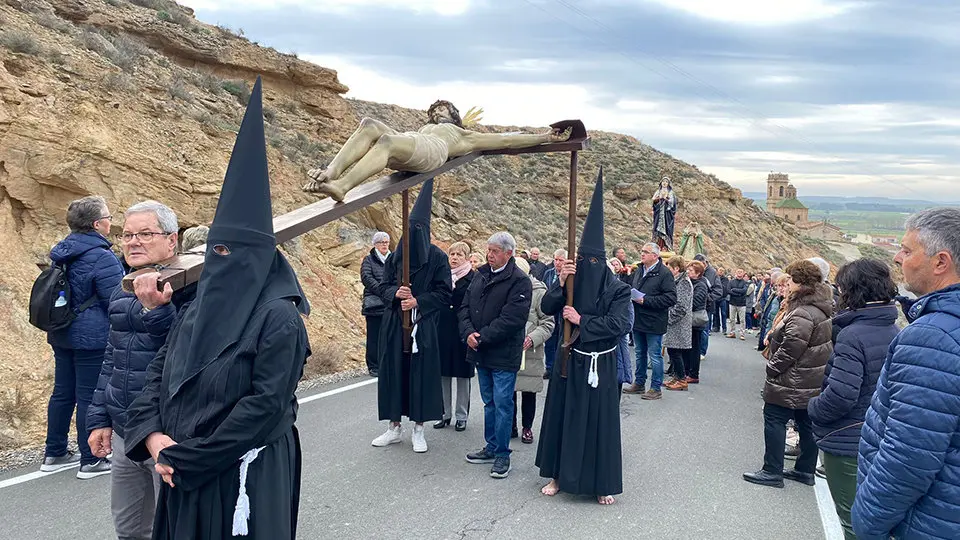 Centenars de persones van participar en el Viacrucis celebrat a Aitona