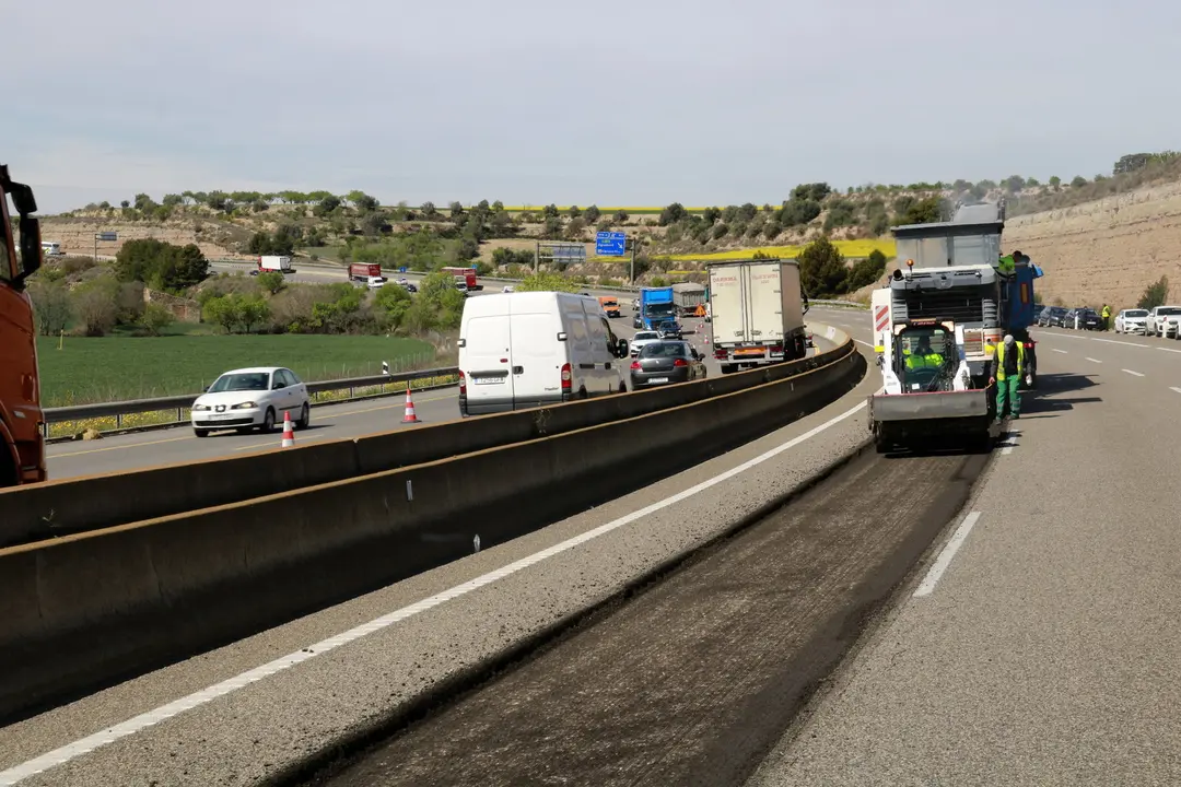 Treballs de millora del ferm de l'A-2 a Cervera en sentit Lleida i vehicles circulant en ambdós sentits de la marxa pel carril contrari a causa de les obres - Foto: Anna Berga