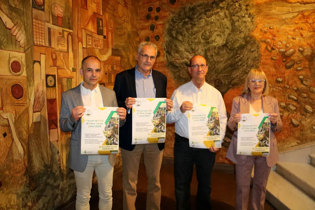 Manel Pelliser, tècnic de l'Ajuntament de Torrebesses; Mario Urrea, alcalde de Torrebesses; Fermí Masot, diputat de la Diputació de Lleida, i Virtuts Fernández, regidora de Turisme de Torrebesses, a la presentació del Fòrum de l'Oli d'Oliva Verge Extra - Foto: Anna Berga