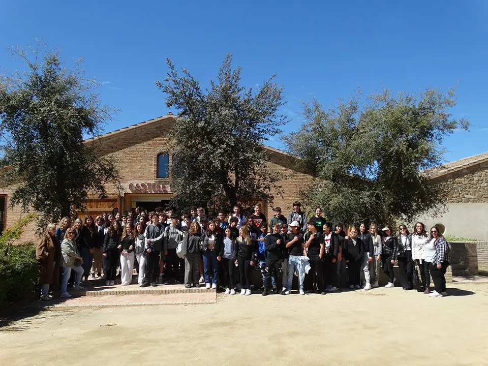 Foto de grup a l'exterior del Castell del Remei - Marina Pallàs Barta