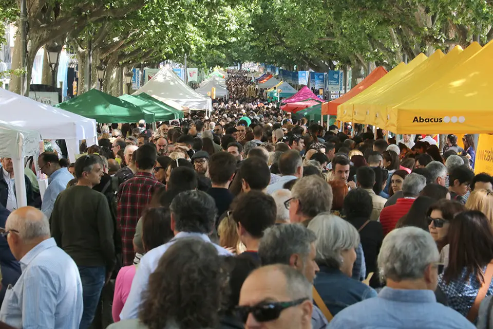 Imatge de l'avinguda Francesc Macià i la Rambla Ferran de Lleida, que acullen el gruix de parades de Sant Jordi a la ciutat

Data de publicació: diumenge 23 d’abril del 2023, 14:10

Localització: Lleida

Autor: Ignasi Gómez