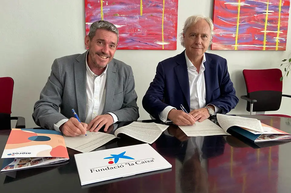 01 Representants de la Fundació Aspros i de caixabank durant la signatura del conveni