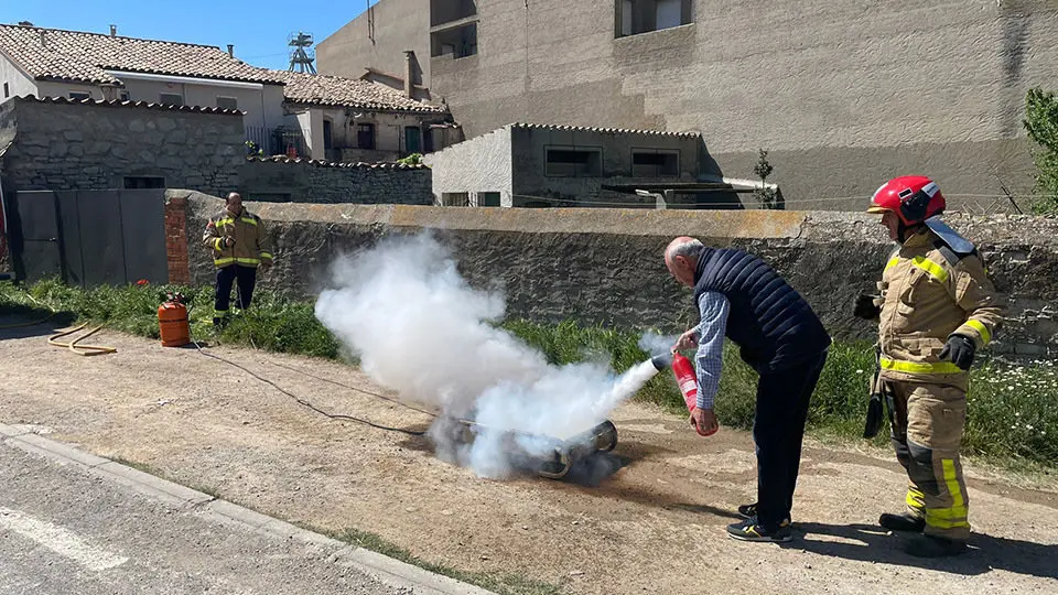 Els assistents van aprendre a utilitzar correctament els extintors per a combatre el foc - Foto: Bombers (Sant Ramon)