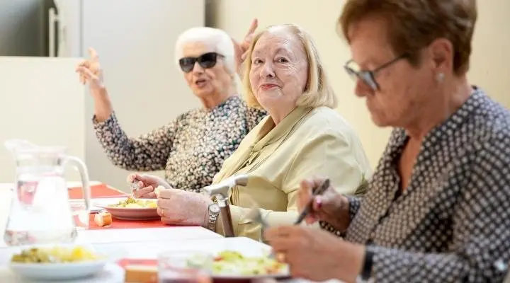 Entre altres iniciatives, la Fundació Catalunya La Pedrera organitza 'dinars en companyia', àpats saludables a persones grans que volen relacionar-se i sentir-se acompanyades i també a persones amb problemes cognitius lleus o moderats que tenen dificultats en la gestió dels àpats diaris . Foto: Fundació Catalunya La Pedrera