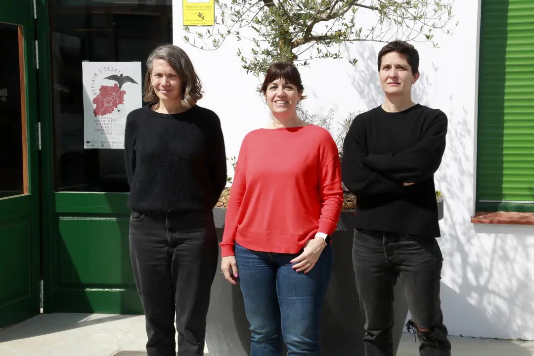 La directora executiva de FiraTàrrega, Natàlia Lloreta; l'alcaldessa i presidenta del Consell d'Administració de la Fira de Teatre al Carrer, Alba Pijuan, i la directora artística de FiraTàrrega, Anna Giribet, a les noves oficines de fira a Cal Trepat - Foto: Anna Berga